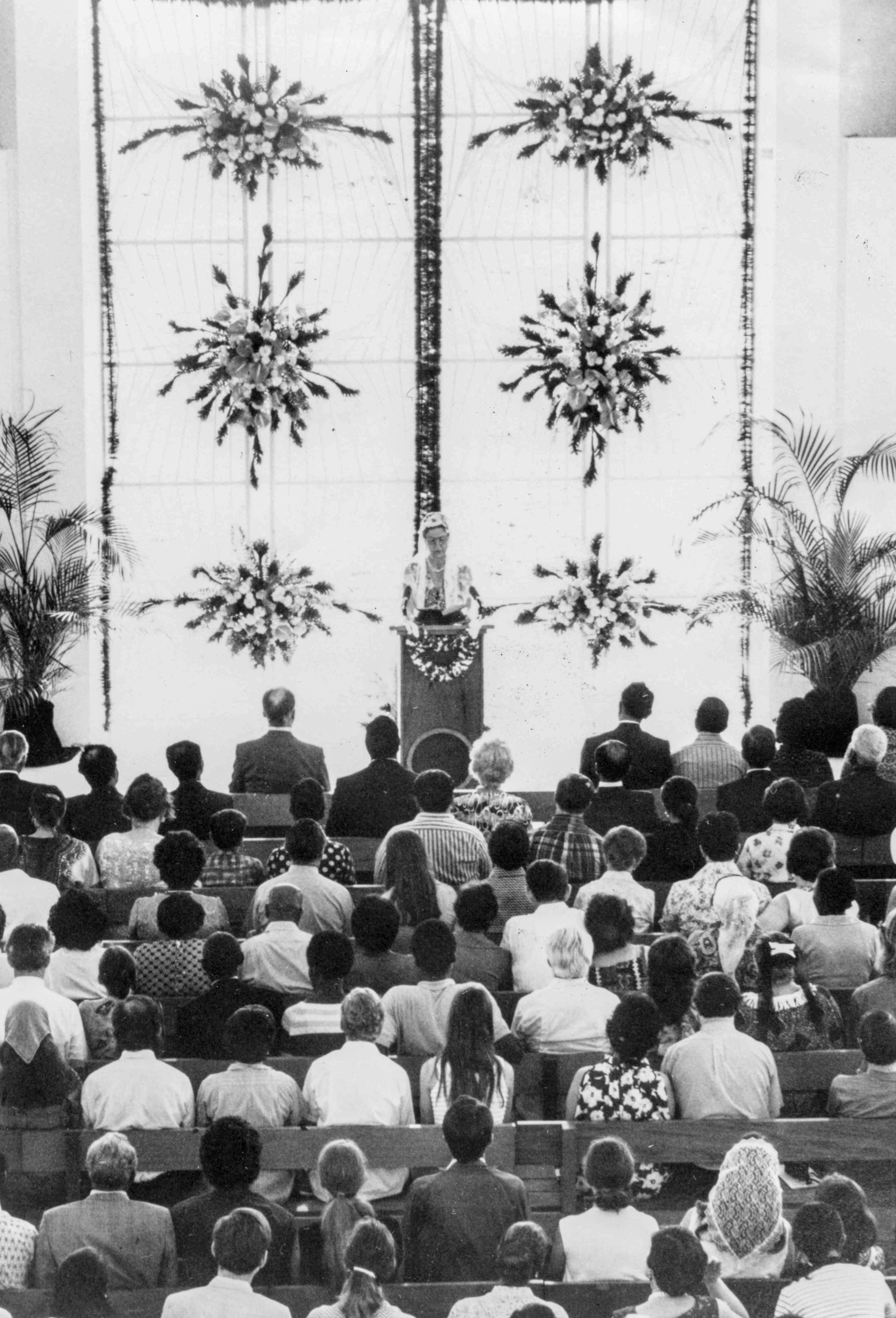 Amatu’l-Bahá Rúhíyyih Khánum speaking at the Dedication of the Continental Bahá’í House of Worship of Central America (Panama City, Panama), April 1972